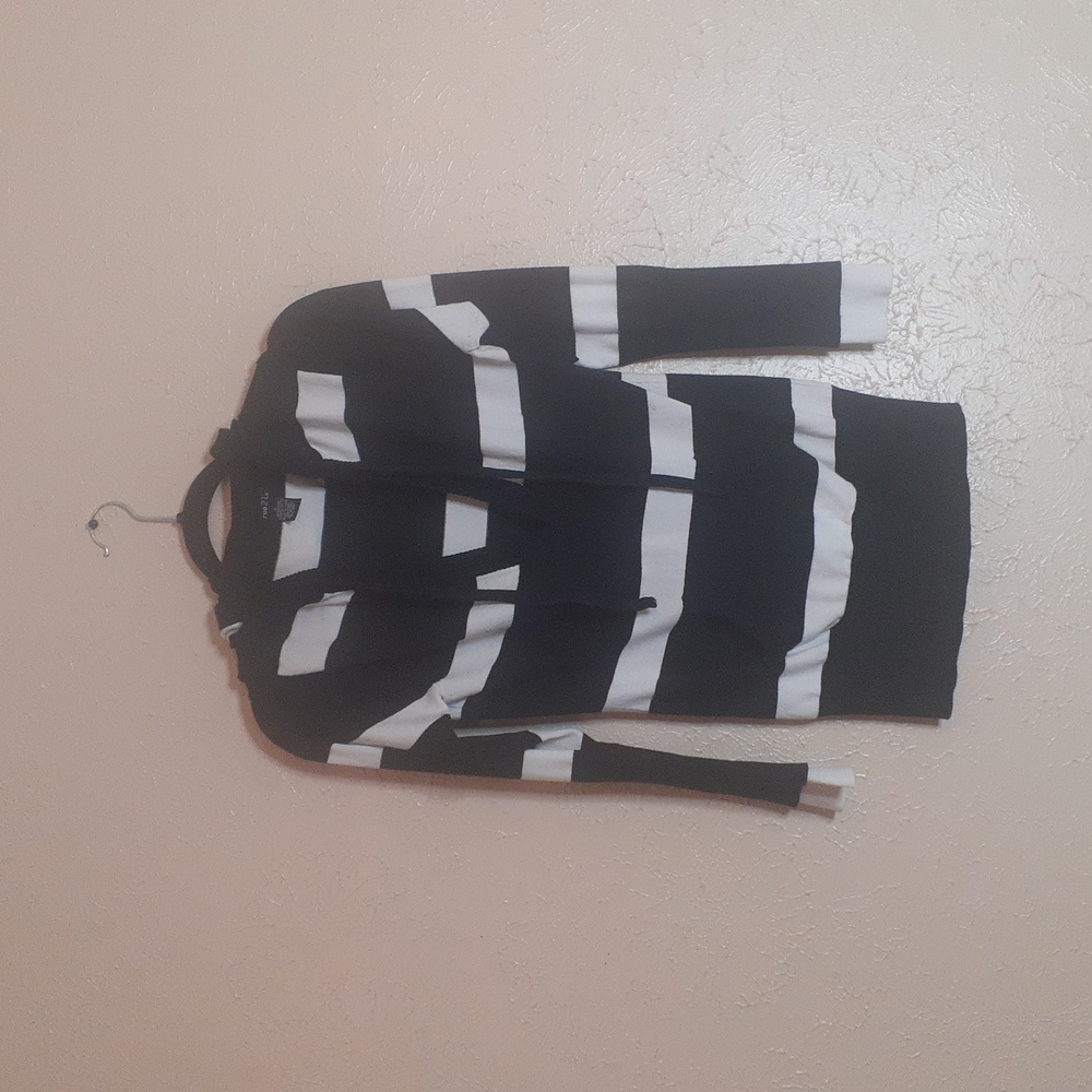 rue21 womens top size (L) with side pockets/hoodie color black/white beautiful💖
